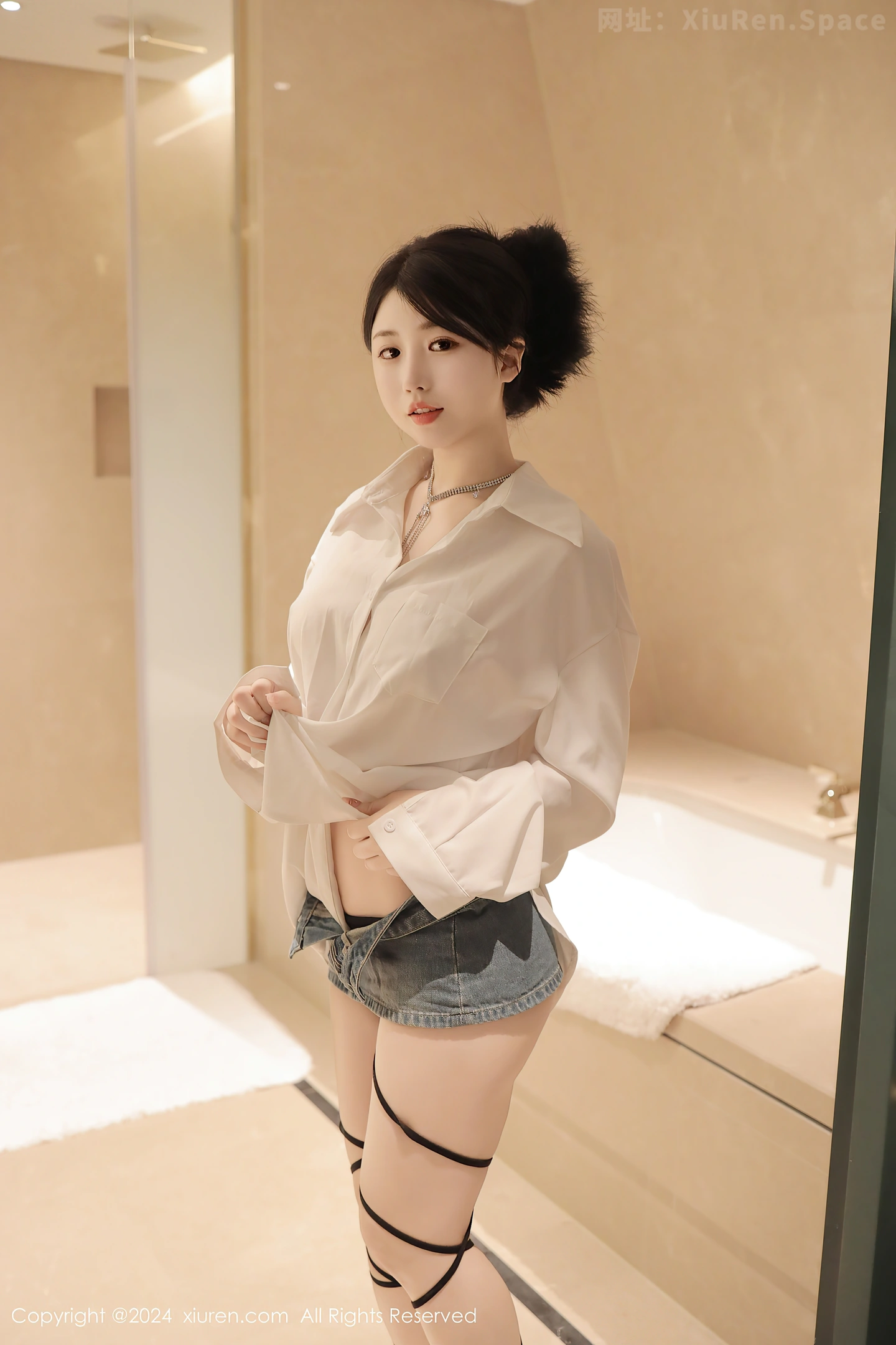 图片[4]-[XiuRen秀人网]VOL.8400 模特陈小花浴室性感白色轻透上衣配牛仔短裤秀曼妙身姿诱惑写真77P-秀人网官方网站